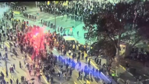 SA ŠTIMCEM NA ČELU BLOKADERI IZAZVALI TOTALNI HAOS ISPRED SKUPŠTINE: Hteli da spale žive ljude bakljama i pokušali upad u Ćacilend (VIDEO)
