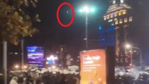 NASTAVLJA SE NASILJE BLOKADERA: Staklenim flašama gađaju Ćacilend