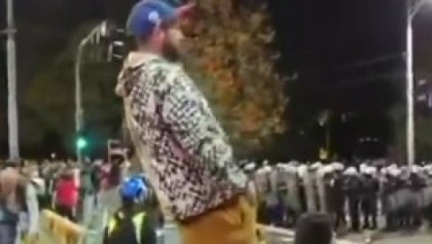 INTELEKTUALNA ELITA: Blokaderi skidaju pantalone u centru Beograda i mašu svojim polnim organima (VIDEO)