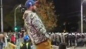 INTELEKTUALNA ELITA: Blokaderi skidaju pantalone u centru Beograda i mašu svojim polnim organima (VIDEO)