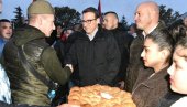 HEROJI SA KOSMETA STIGLI U LAZAREVAC: Veličanstven doček nadomak Beograda