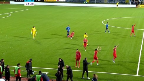 BRZO! POMAGAJTE! Dramatične scene na terenu i tragičan ishod - igrači zvali hitnu pomoć kad je pozlilo treneru Radničkog Mladenu Žižoviću