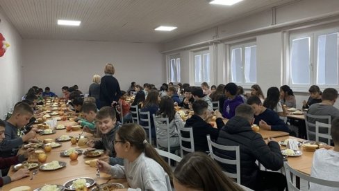 ZAJEDNIČKI STO ZA SVE OSNOVCE: Bor prvi grad u Srbiji sa besplatnom užinom