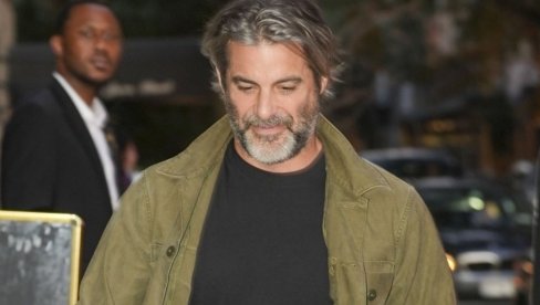 КО ЈЕ НОВИ ДЕЧКО ЏЕНИФЕР АНИСТОН И ОДАКЛЕ СЕ ПОЈАВИО: Наводно успешно лечи трауме и сломљена срца, због ретког обољења хода са штапом