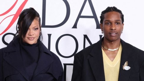 РИЈАНА СЕ ПОЈАВИЛА ПРВИ ПУТ НА ЦРВЕНОМ ТЕПИХУ НАКОН 3. ПОРОЂАЈА: И њен партнер одушевио - боље стилизован пар нећете видети