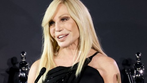 УПРОПАСТИЛА ЛИЦЕ ПРЕ 20 ГОДИНА, САДА СЕ СРЕДИЛА И ИЗГЛЕДА НИКАД БОЉЕ: Донатела Версаће шокирача својим новим изгледом (ФОТО)