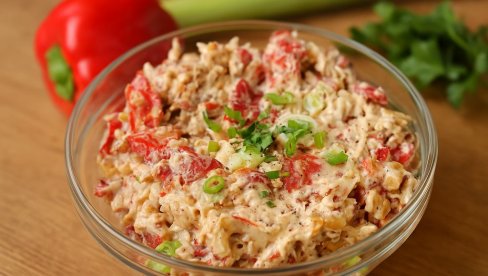 POSNA SALATA SA PEČENOM PAPRIKOM: Kremasta, ukusna i osvežavajuća!