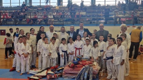 MALI SAJAM SPORTA U SEČNJU: Stigla vredna oprema sportskim klubovima