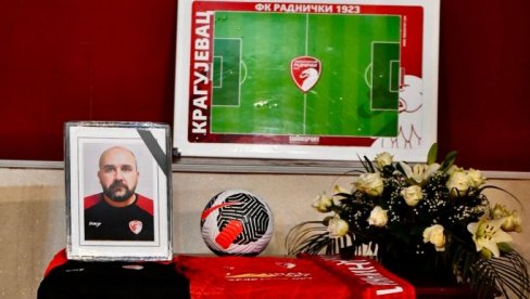 ФУДБАЛСКА СРБИЈА СЕ ОПРОСТИЛА ОД МЛАДЕНА ЖИЖОВИЋА: Бура емоција у Крагујевцу, на комеморацији трагично преминулом тренеру  (ФОТО)