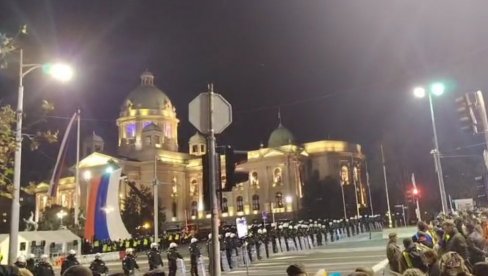 BRUKA: Blokaderi zviždali himni Srbije (VIDEO)