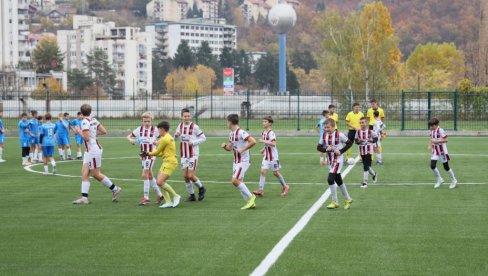 НОВИ ТЕРЕН СА ВЕШТАЧКОМ ТРАВОМ: Завршени радови у Крчагову