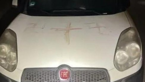 Балканац сопственом крвљу офарбао кола и фасаде у Немачкој - цртао им кукасте крстове