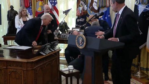 ИНЦИДЕНТ У БЕЛОЈ КУЋИ: Директор фармацеутске компаније се онесвестио пред Трампом - причали о лековима за мршављење (ВИДЕО)