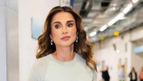 КРАЉИЦА РАНИЈА ШОКИРАЛА ПОСЛЕДЊИМ СТАЈЛИНГОМ: Нимало краљевски, али врло тренди! (ФОТО)