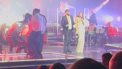 ВЕЧЕРАС СМО САМИ, А ТРЕБАЛО ЈЕ ДА БУДЕ И МАРИНКО МАЏГАЉ: Емина Јаховић и Огњен Амиџић се расплакали на бини због покојног глумца (ФОТО)