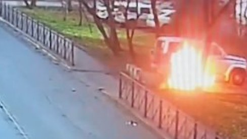 МЛАДИЋ ЗАПАЛИО ПОЛИЦИЈСКО ВОЗИЛО: Камере снимиле вандалски чин тинејџера (ВИДЕО)