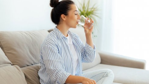 КОЛИКО ВОДЕ ТРЕБА ДА ПИЈУ ЖЕНЕ, А КОЛИКО МУШКАРЦИ? Ово су званичне препоруке