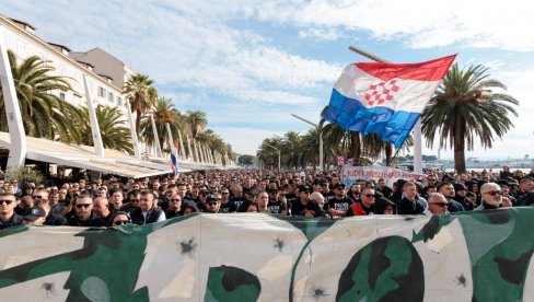 USTAŠE PRETE OVO JE SAMO POČETAK, IMA NAS DOVOLJNO: Uz nacistički pozdrav i Tompsonove pesme hiljade se okupile juče na splitskoj rivi