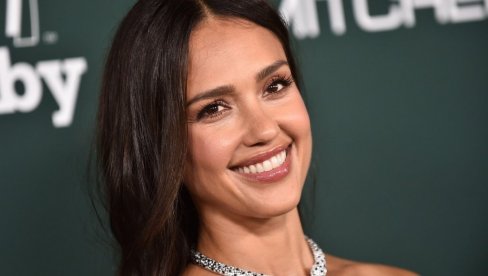 ON JE NOVI DEČKO DŽESIKE ALBE: Par ozvaničio vezu i na društvenim mrežama (FOTO)