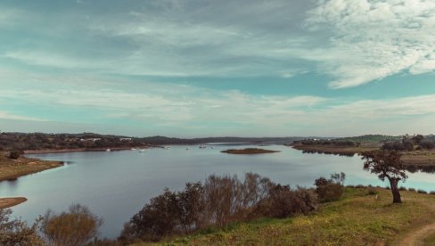 ПОТОПИЛИ ЦЕЛО СЕЛО ДА БИ НАПРАВИЛИ ЈЕЗЕРО - ДЕСИЛО СЕ ЧУДО: После 20 година црква из XV века још стоји, место је процветало на вишем терену