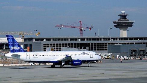 БРОЈЕ СЕ ПОВРЕЂЕНИ НА АЕРОДРОМУ КОД ВАШИНГТОНА: Возило за превоз путника се закуцало у док, настао хаос