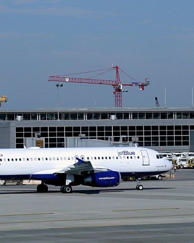 BROJE SE POVREĐENI NA AERODROMU KOD VAŠINGTONA: Vozilo za prevoz putnika se zakucalo u dok, nastao haos