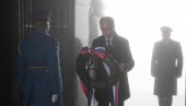 MACUT POLOŽIO VENAC NA SPOMENIK NEZNANOM JUNAKU: U Srbiji se obeležava Dan primirja