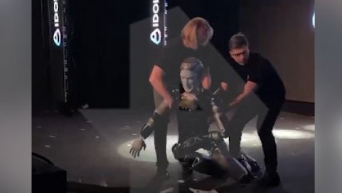 ДИЗАЛИ ГА КАО ПИЈАНЦА: Први руски хуманоидни робот пао током презентације (ВИДЕО)