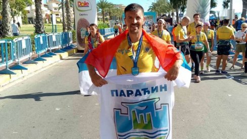 ПАРАЋИНАЦ НА ПОЛУМАРАТОНУ У ШПАНИЈИ: Саша Петровић не посустаје у својој мисији (ФОТО)