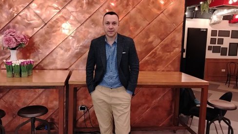 ИДЕМ СРЦЕМ, НИКАДА ПО ЗАДАТКУ ИЛИ ТРЕНДУ: Бане Мојићевић о естрадном стажу дугом две деценије, јубилеју, успонима и падовима (ФОТО)