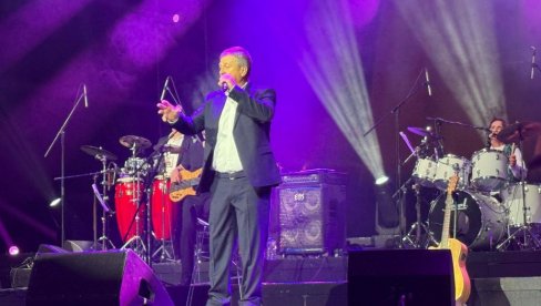 МУЗИЧКО ПРИЈАТЕЉСТВО И ПОШТОВАЊЕ НА СЦЕНИ: Ферид Авдић други гост на концерту Халида Муслимовића (ФОТО)