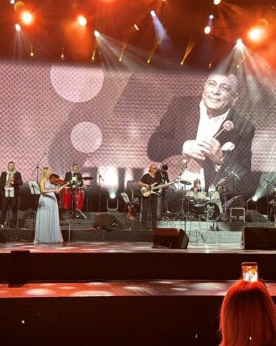 СЕЋАЊЕ НА ВЕЛИКАНЕ: Халид Муслимовић део концерта посветио пријатељима (ФОТО)