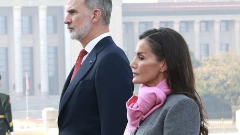 ROZE HALJINA KRALJICE LETICIJE JE PRELEPA, ALI KAPUT JE SAVRŠENSTVO: Ovako sjajan ženstveni komad dugo nismo videli!