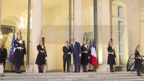 ВУЧИЋ СЕ САСТАО СА МАКРОНОМ: Свечани дочек за председника Србије