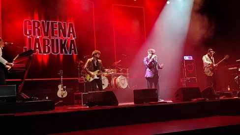 SAMO LJUBAV 40 GODINA: Crvena jabuka održala prvi od dva koncerta i zapalila masu (FOTO)