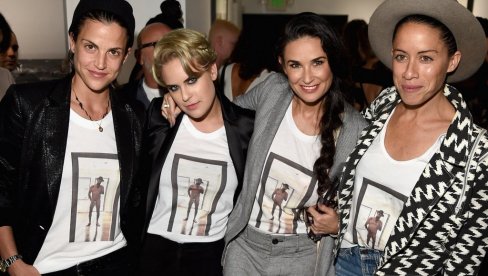 ПРИЧАЛО СЕ ДА СУ У ВЕЗИ И ДА ЗАЈЕДНО ПОДИЖУ ЊЕНО ДЕТЕ: Деми Мур поделила фотографију са Српкињом коју су називали њеном тајном девојком