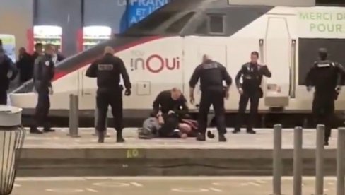 ПРВИ СНИМЦИ ПУЦЊАВЕ ИЗ ПАРИЗА: Витлао ножем, полиција отворила ватру (ВИДЕО)