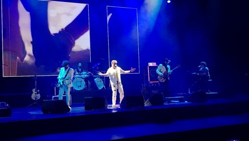 LJUBAV JE VELIČANSTVO KOME SLUŽIMO: Crvena jabuka pevala velike hitove beogradskoj publici i na drguom koncertu (FOTO)