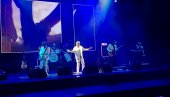 ЉУБАВ ЈЕ ВЕЛИЧАНСТВО КОМЕ СЛУЖИМО: Црвена јабука певала велике хитове београдској публици и на дргуом концерту (ФОТО)