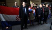 PONOVO USTAŠKO DIVLJANJE U KOMŠILUKU: Grupa ekstremnih desničara ispred Srpskog narodnog veća u Zagrebu, puštali Tompsonove pesme