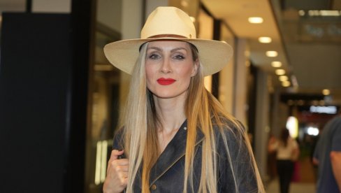 OBUKLA HALJINU KOJA ODUZIMA DAH, IZBACILA NOGU KAO ANĐELINA DŽOLI: Ceo Čikago gledao je sinoć u Jelenu Gavrilović