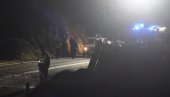 TRI OSOBE ZAROBLJENE U SMRSKANOM AUTOMOBILU: Timovi hitne medicinske pomoći i policije izvlačili povređe iz oštećenog vozila