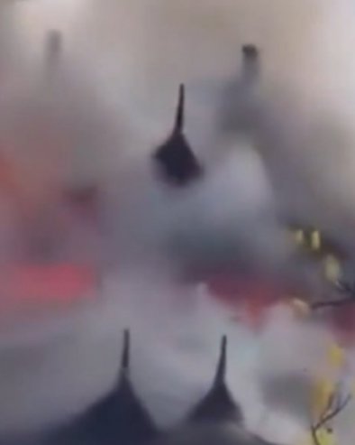 JEDAN OD NAJPOZNATIJIH HRAMOVA SVETA U PLAMENU Palio sveće i tamjan - vatra se proširila i na okolnu šumu (VIDEO)