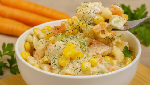 ПОСНА САЛАТА СА ТУЊЕВИНОМ: Брза и укусна салата за сваку прилику