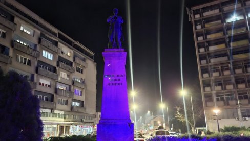 POSEBNO OSVETLJENJE ZA SPOMENIK OSLOBODIOCIMA: Leskovac obeležio Svetski dan prevremeno rođenih beba