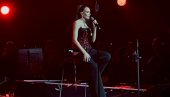 БОГ ВОЛИ ХРАБРЕ: Емина Јаховић заблистала на другом од три концерата у српској престоници (ФОТО)