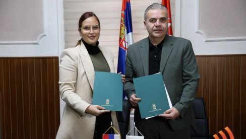 КАМИОН ЗА САКУПЉАЊЕ ОТПАДА НА КОРИШЋЕЊЕ ОПШТИНИ: Министарка Павков у Сечњу