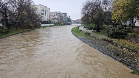 SVE SLUŽBE NA TERENU I SPREMNE DA REAGUJU: Obilne padavine prepunile jarkove, kanale i korita reka u Leskovcu