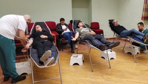 МАТУРАНТИ ОСОКОЛИЛИ: Акција добровољног давалаштва крви краљевчких средњошколаца