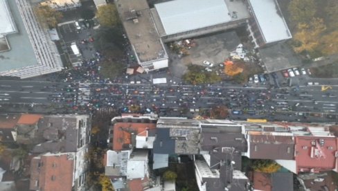 РАСПАД, РАСПАД: Блокадера згубидана испред РТС нема довољно ни да затворе улицу